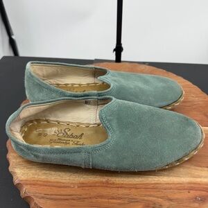 Sabah suede slip-on flats shoes in a green Turkish women’s sz 40 8.5-9